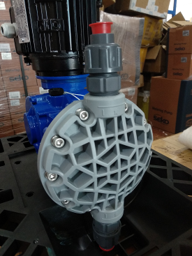 M51系列泵是一種機械隔膜計量泵，具有彈黃復(fù)位機械裝置和鋁制外殼。